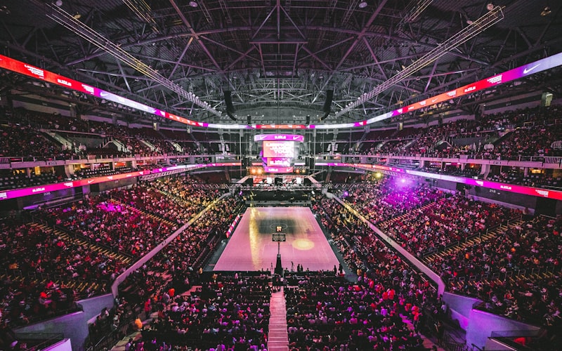 金州勇士队斯蒂芬库里在比赛中投出超远三分球