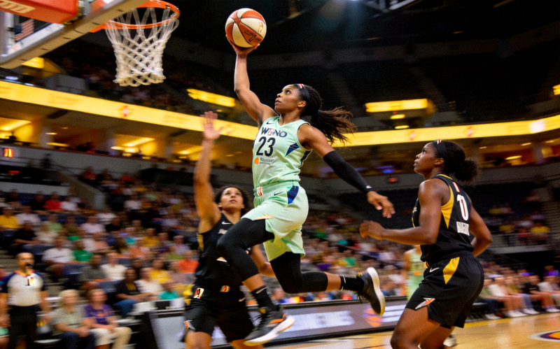 WNBA女子篮球比赛，球员突破上篮精彩瞬间